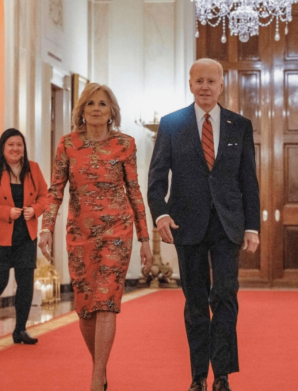 第一夫人红旗袍造型美翻 ,真喜庆_吉尔_美国_裙子