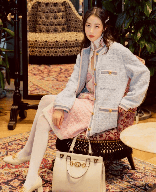 白色丝袜搭配粉嫩睡衣,周雨彤大秀文艺美感,网友:真成熟_女明星_时尚