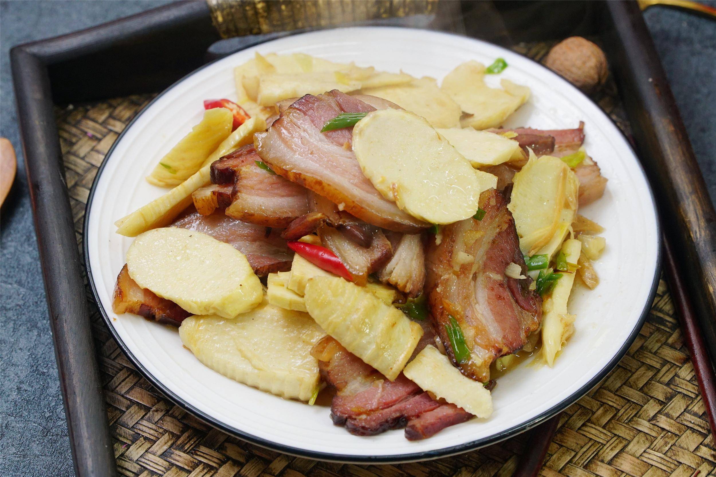 推荐食谱:【冬笋炒腊肉】白白胖胖的冬笋是冬季里的"菜王",肉质紧实