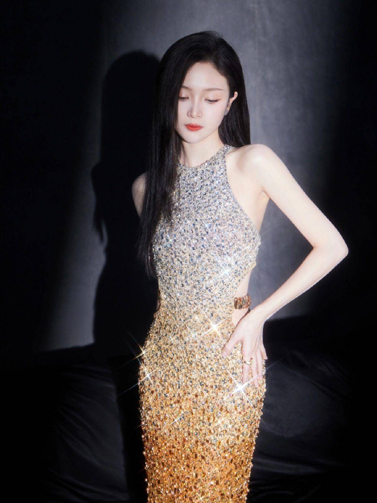 明星写真:吴宣仪吊带紧身包臀裙晚礼服微露性感香肩,星光闪耀_艺术_女