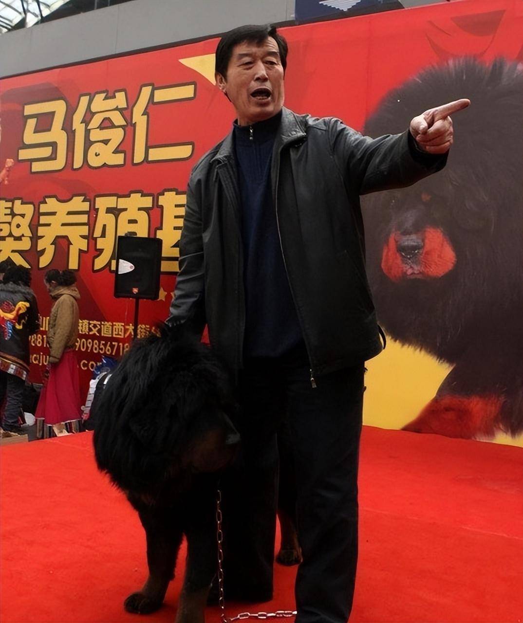 78岁田径教练马俊仁真低调,出门穿全黑太朴素,满头黑发不显老_服装