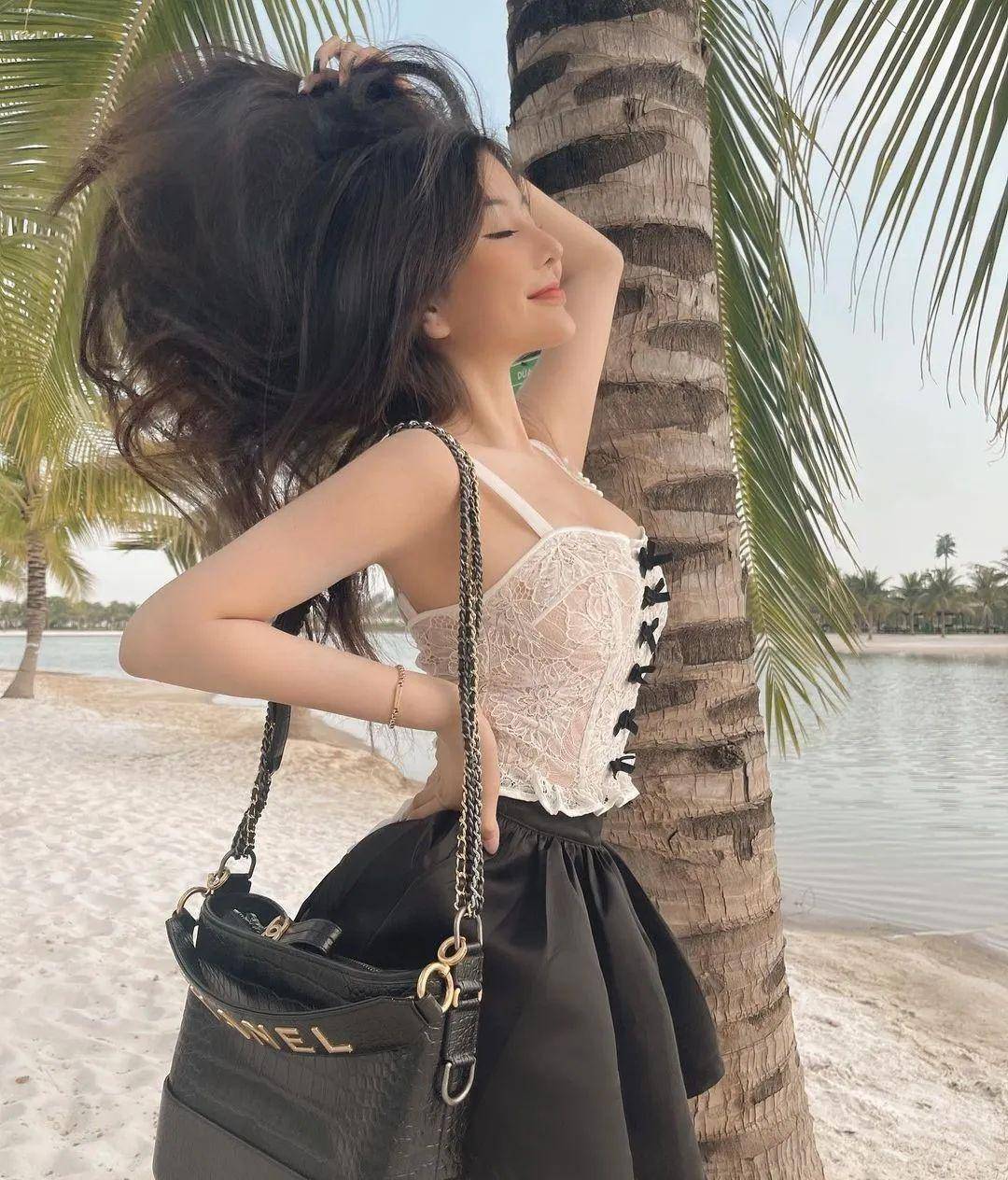 更主要的是,vongoctran还会经常上身当地的民族服饰,饱和度高色彩的