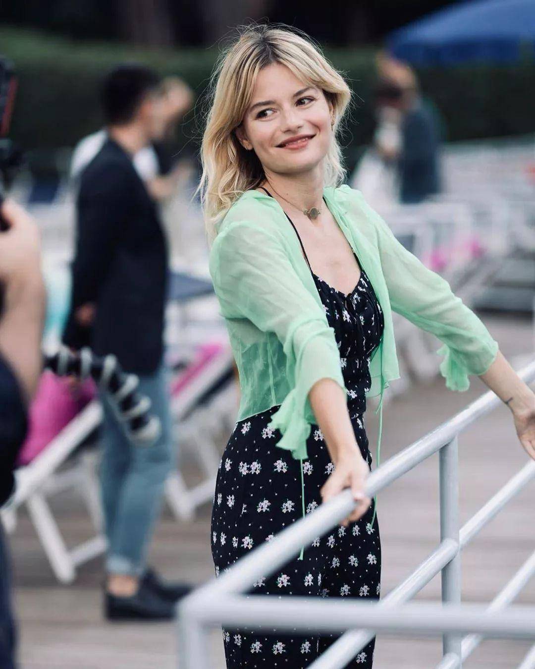 小个子还微胖,这个法国博主也太会打扮了吧_socol_sabina_风格