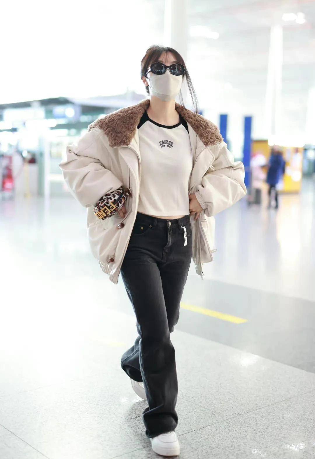 李菲儿走机场,穿白色翻毛领夹克搭黑色牛仔裤,清新时尚显身材_效果