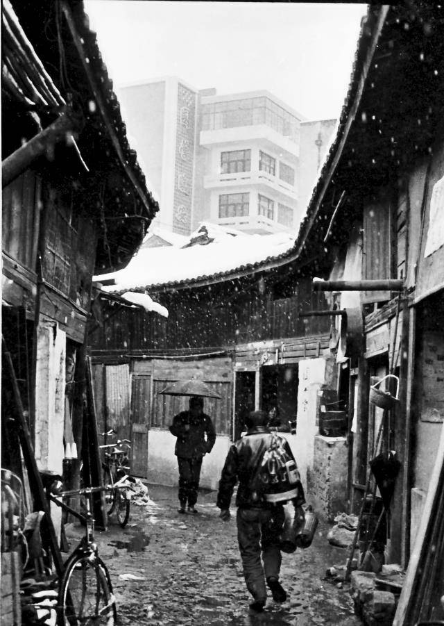 老照片:扁担弄,背后建筑为国营临安外贸公司"90年代的临安,钟楼就是
