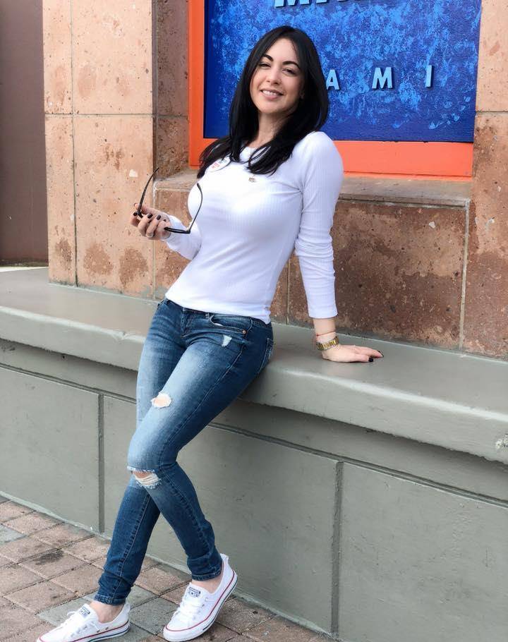 环球美女:古巴模特伊玛雷·乌洛亚,丰满的身材,时尚的穿搭!