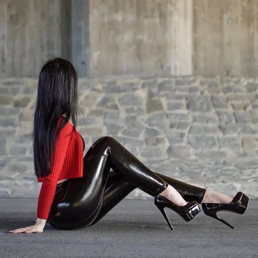 雪中玫瑰,身穿黑色紧身皮裤,脚蹬恨天高,冷艳飒爽,女王风范!