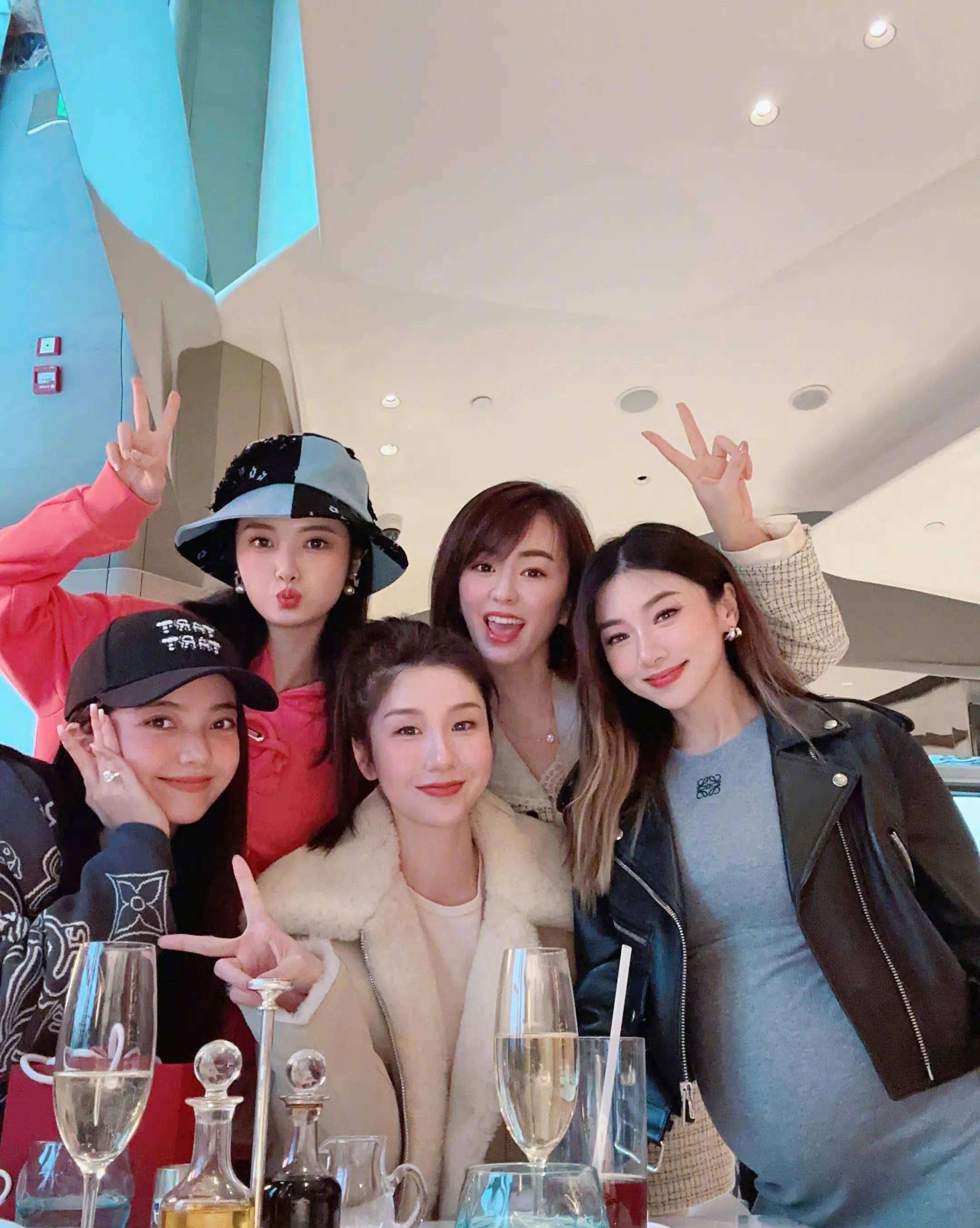 这张与朋友的合照可以看到全身,感觉程晓玥似乎只有