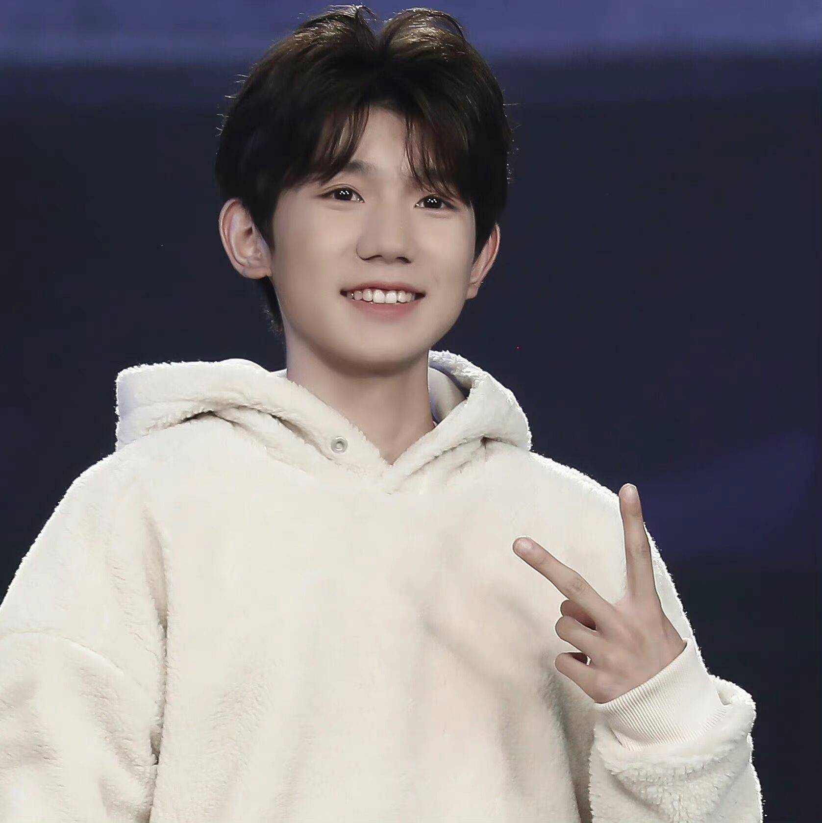 王源晒戴兔耳朵帽子比耶照,乖巧又呆萌,明明是酷哥却总是很可爱_罗伊