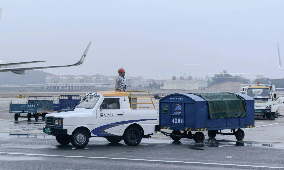 福州长乐机场地勤车辆随拍_航空_康巴斯来_的飞机
