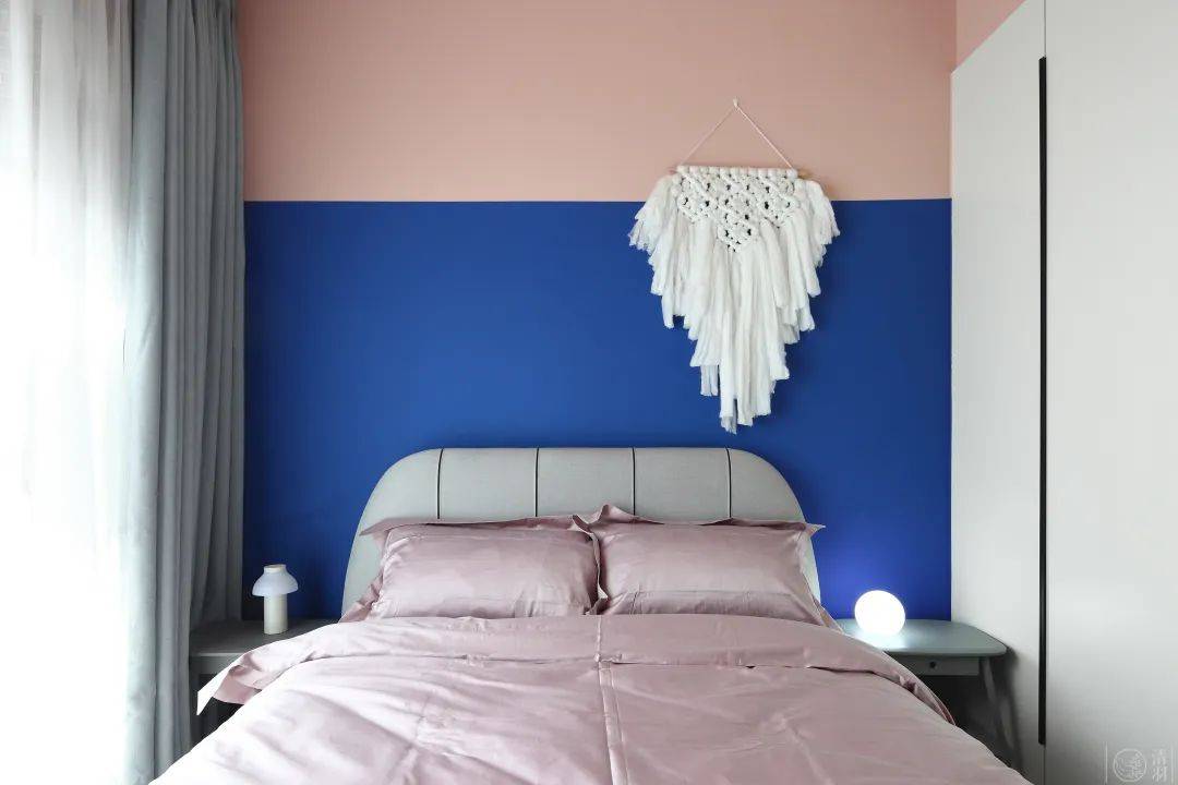 女孩房的床头墙以蓝色 粉色的拼色墙设计,粉色还延伸到天花区域