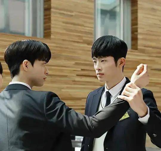 男二姜国(张义秀 饰)拥有健壮体格,无论何时都守护在泰柱身边的朋友兼