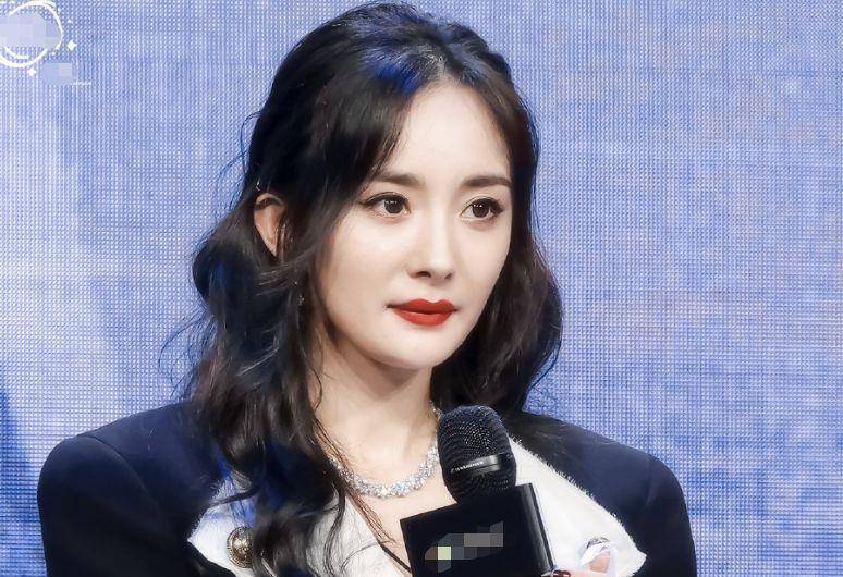 美女明星,整型了吗?这小脸真是越来越漂亮,让人难以分辨!