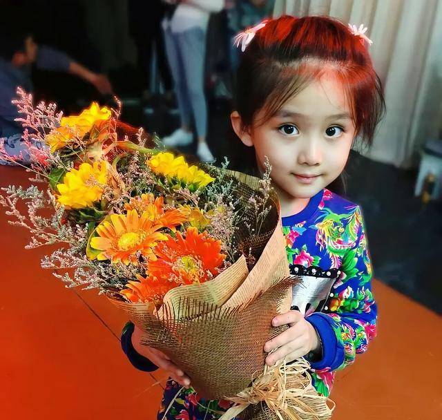 《淘气爷孙》王亭文扮演一个乖巧可爱的小姑娘念瑶,在听到爸爸妈妈要