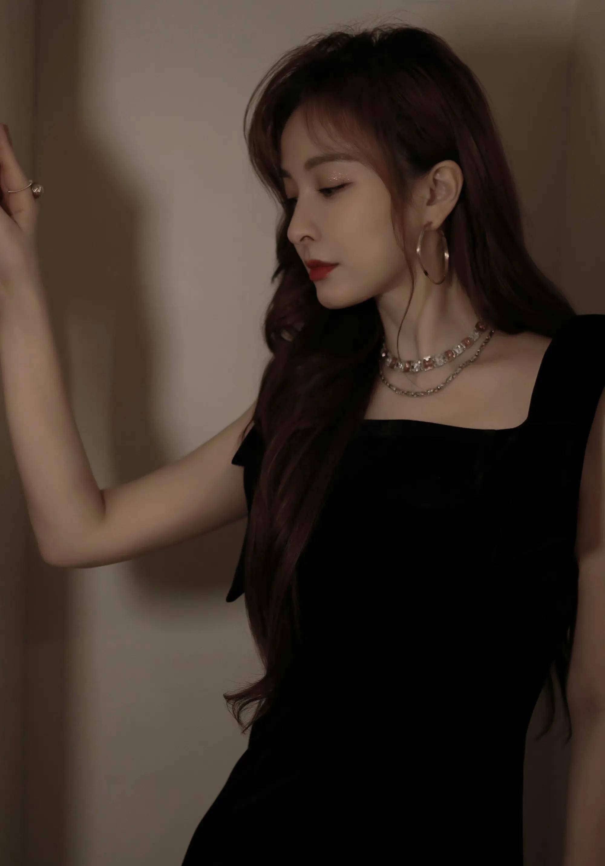 吴昕晒40岁生日照,一袭黑裙勾勒曼妙身姿 知性优雅 美丽大方_身材