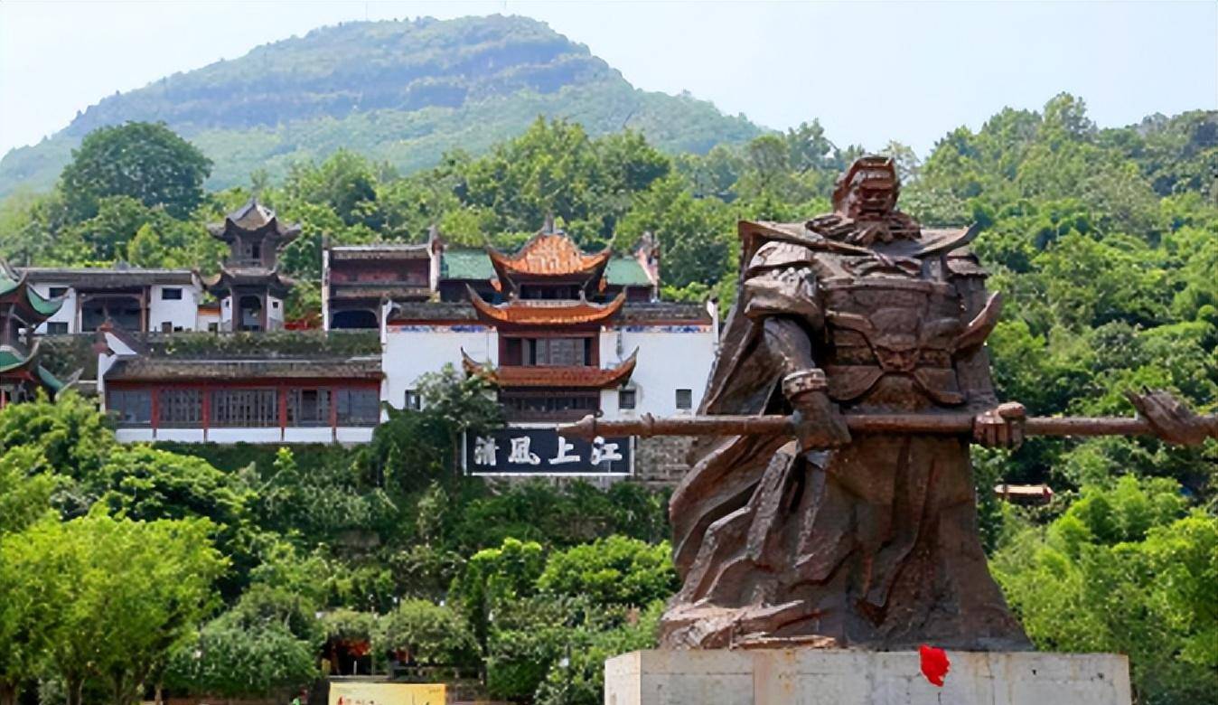 张飞墓前松柏为何不长树干?