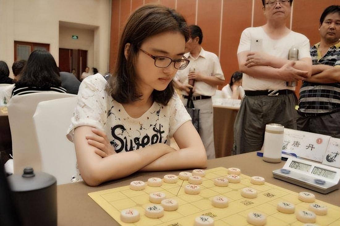 美女下象棋图片图片