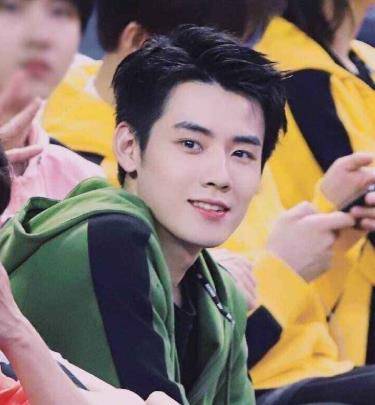 任豪丁禹兮同框,原来演员和爱豆最大差距就在头身比_学长_大陆_发展