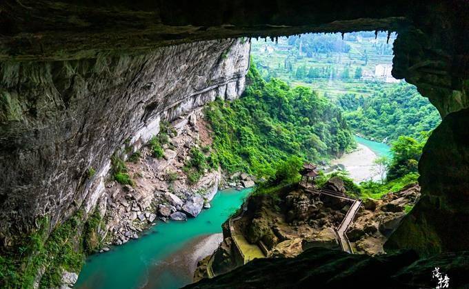 湖北恩施有一處黃金洞,十步一景,百步一洞,充滿了奇幻和神秘_洞口