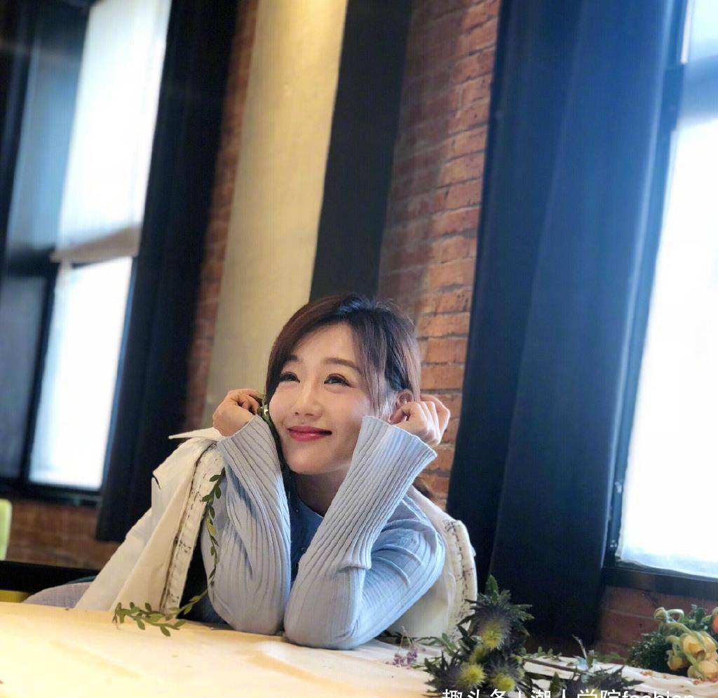 41岁薛佳凝罕曝近况,面部浮肿显老态,与闺蜜同框二人状态差太多_校园