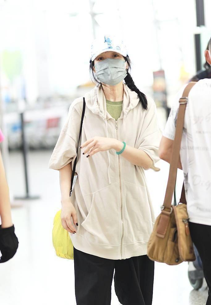 在机场偶遇周迅,脖子皱纹太焉瘪了,才46岁就有56岁老人样了!