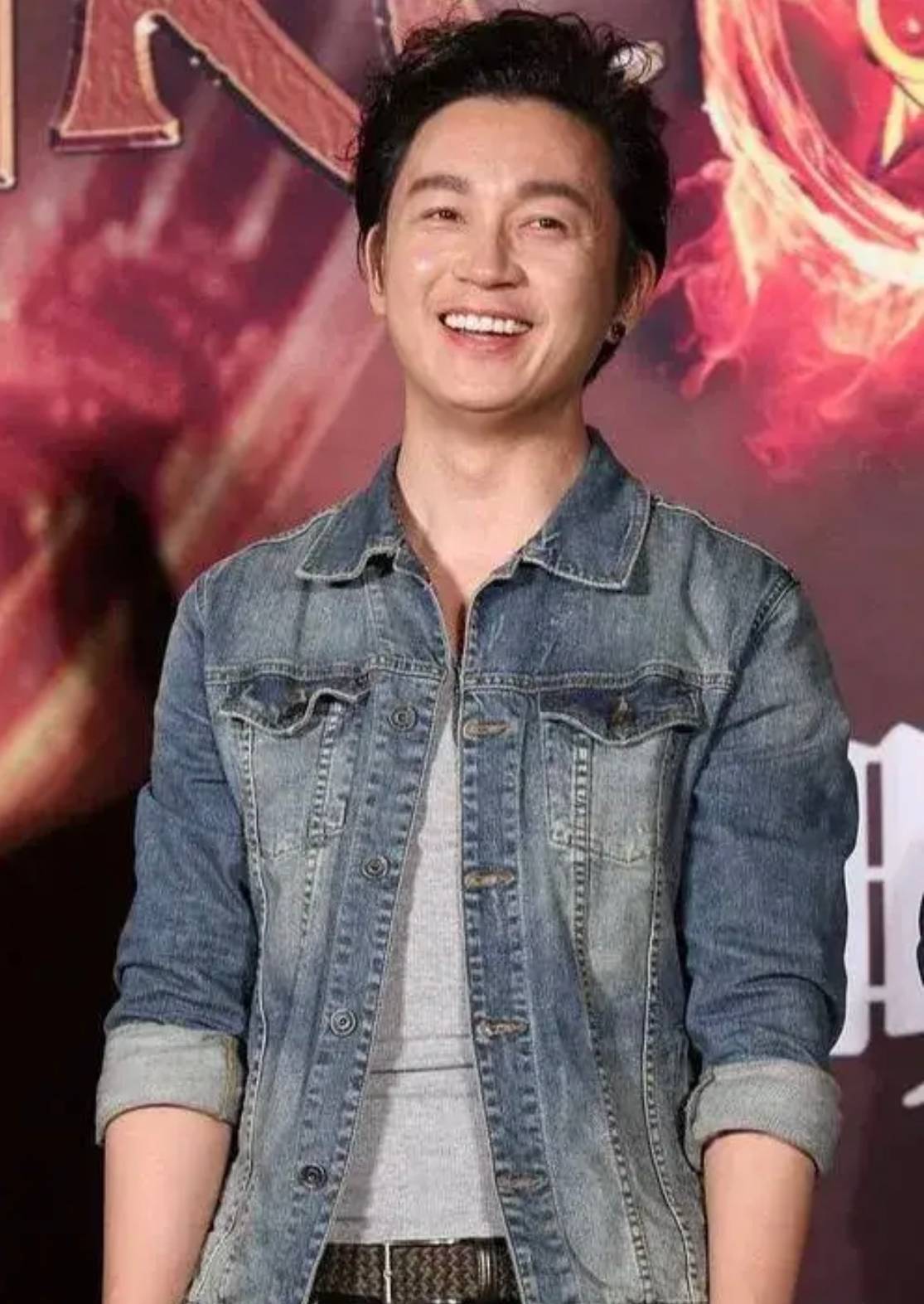 潘粤明瘦了之后帅回巅峰穿牛仔外套配紧身打底不嫩也不花哨