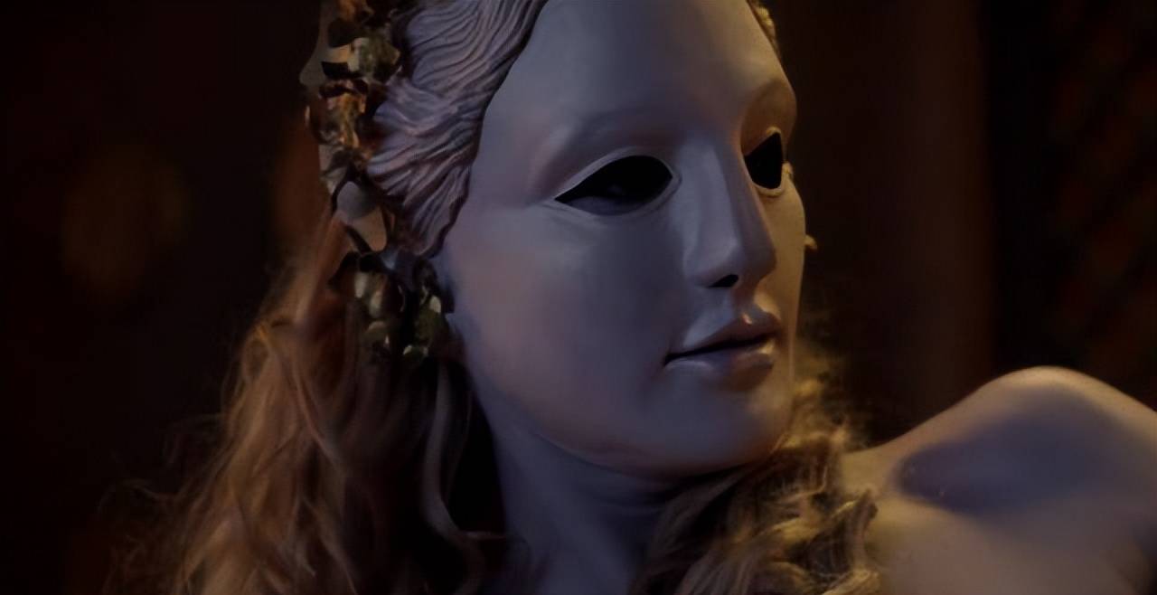 露迪雅提议戴上面具,更能让人情绪高昂的方式,然后又故意通知伊利西亚