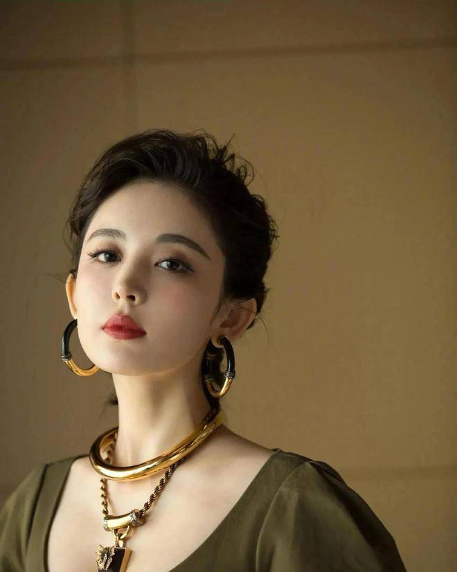 新疆美人古力娜扎,颜值和身材逆天,不愧被称为内娱天花板_气质_脸型