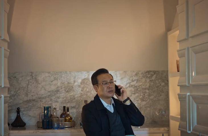 何黎明坐不住了,开始和赵立冬等人沆瀣一气给徐忠穿小鞋.