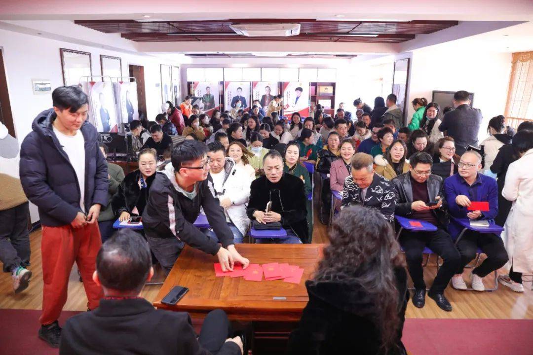 名医堂集团将开工吉,诸事佳启封利是,迎接美好兔年大吉·财源滚滚王柯