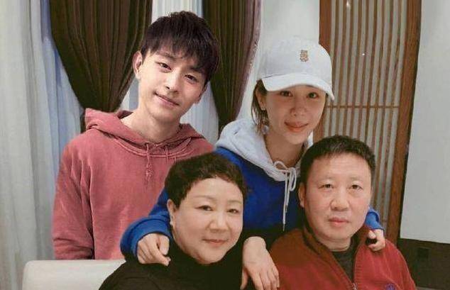 杨紫和爸妈合照出现倒影,猜测是邓伦,好友怕杨紫被黑挺身声明_cp_事情
