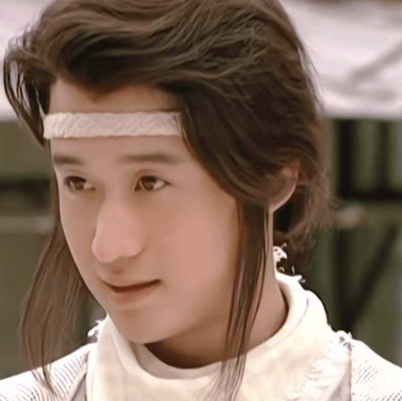 但其实吴京年轻的时候演过《小李飞刀》的阿飞