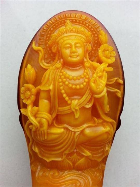 人类在盔犀鸟活着的时候将其头骨残忍割下,然后雕刻成佛牌挂坠等工艺