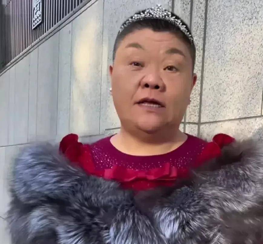 生前爱穿裙子和高跟鞋,曾疑似偷邻居家狗_流浪狗_因为_姐姐