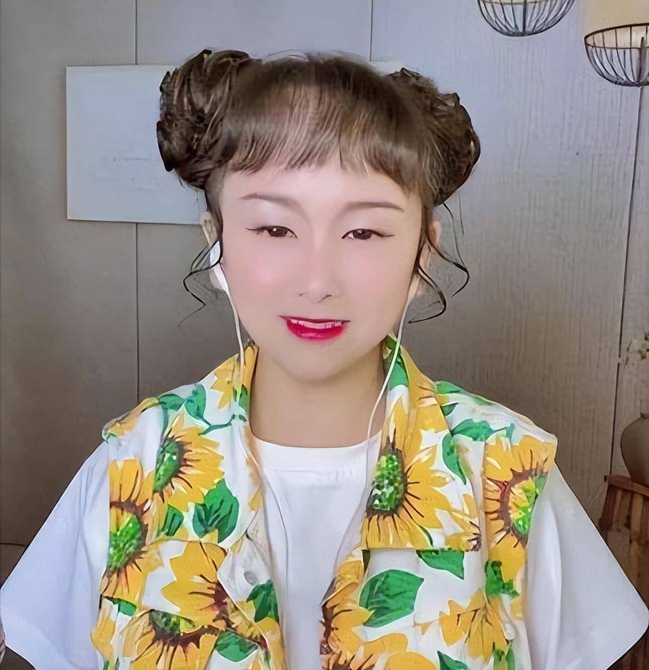 身患"侏儒症"却不甘平凡她的网红名叫"袖珍小辣椒",真名董树余,于1988