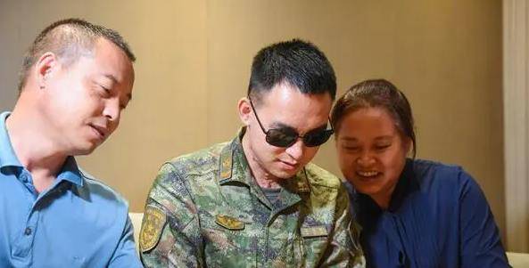 "排雷英雄"杜富国,和平年代荣获一等功,享受什么待遇?_杜俊_男子_革命