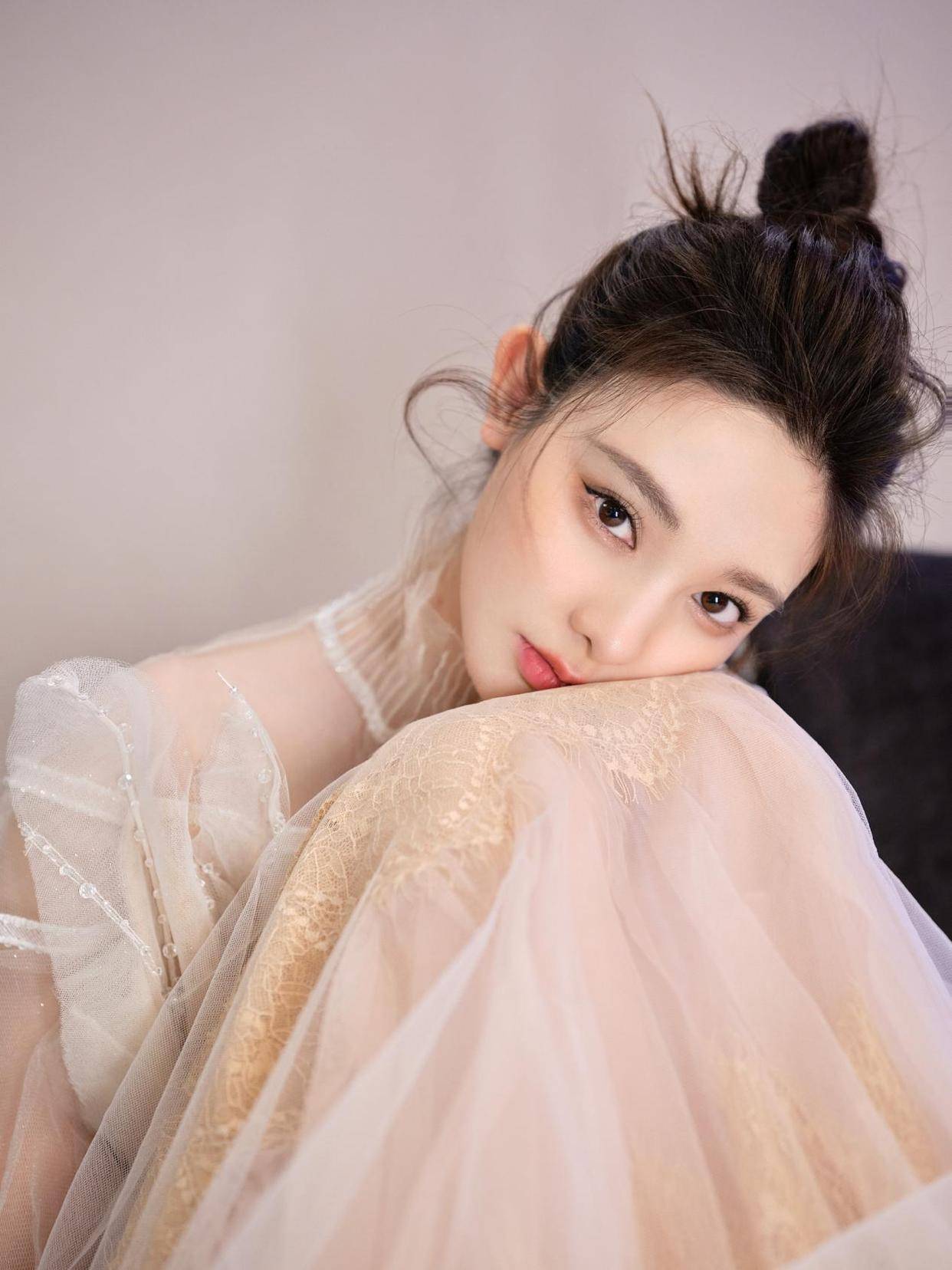 节目中期,人气演员彭小苒惊喜亮相,一展甜美歌喉,搭档杨蓉,王乐君联袂