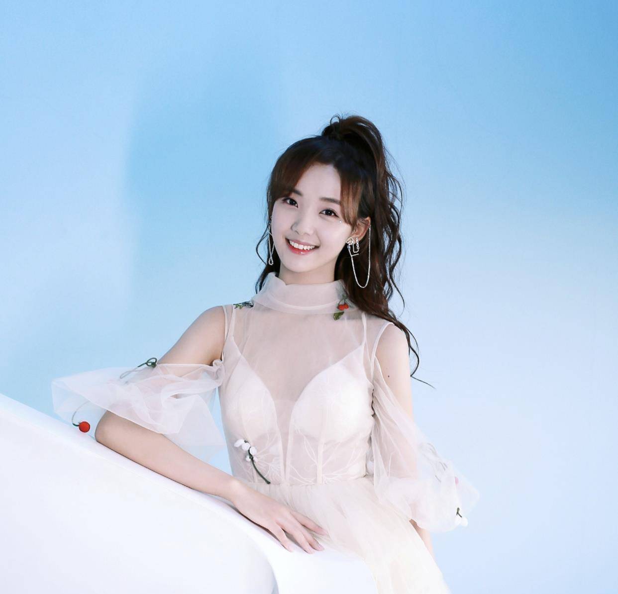 《时光与你都很甜》:换掉校服,穿上仙女裙的吕小雨更让人心动!