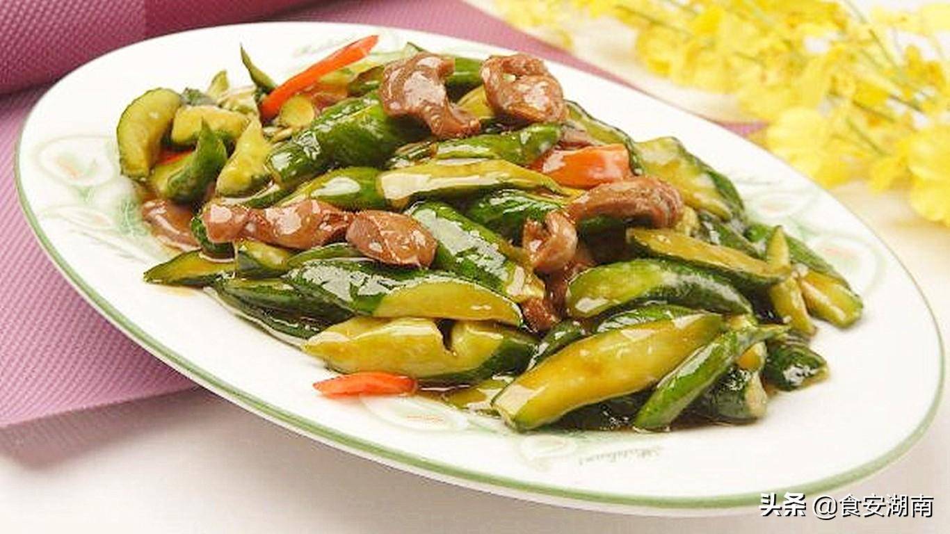 2)辅材:黄瓜,尖椒1)主材:鸡杂二,经典湘菜——黄瓜烧鸡杂制作食材黄瓜