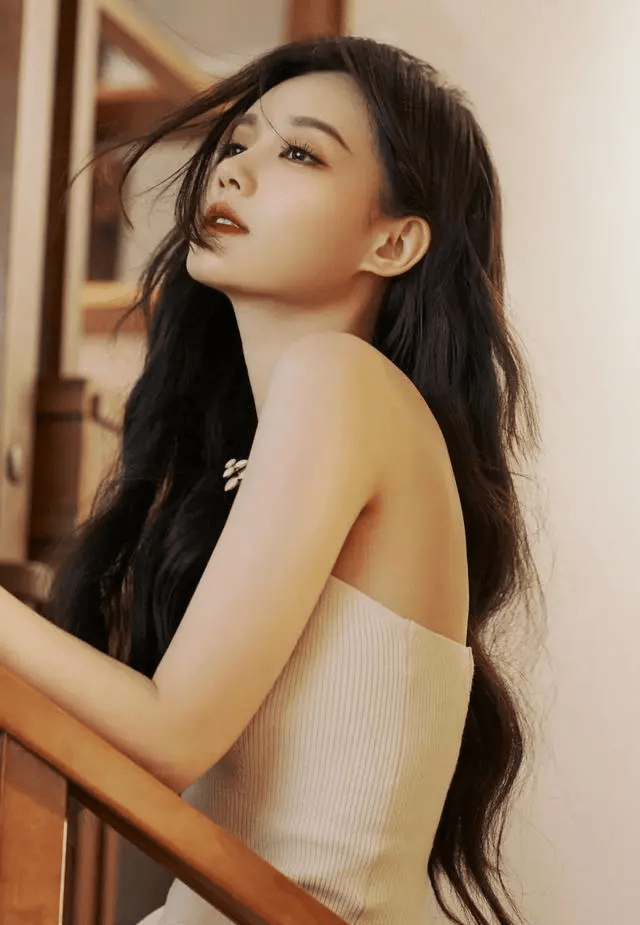 李一桐白色抹胸长裙时尚艺术照,大波浪长发搭配高跟鞋_女明星_宣传