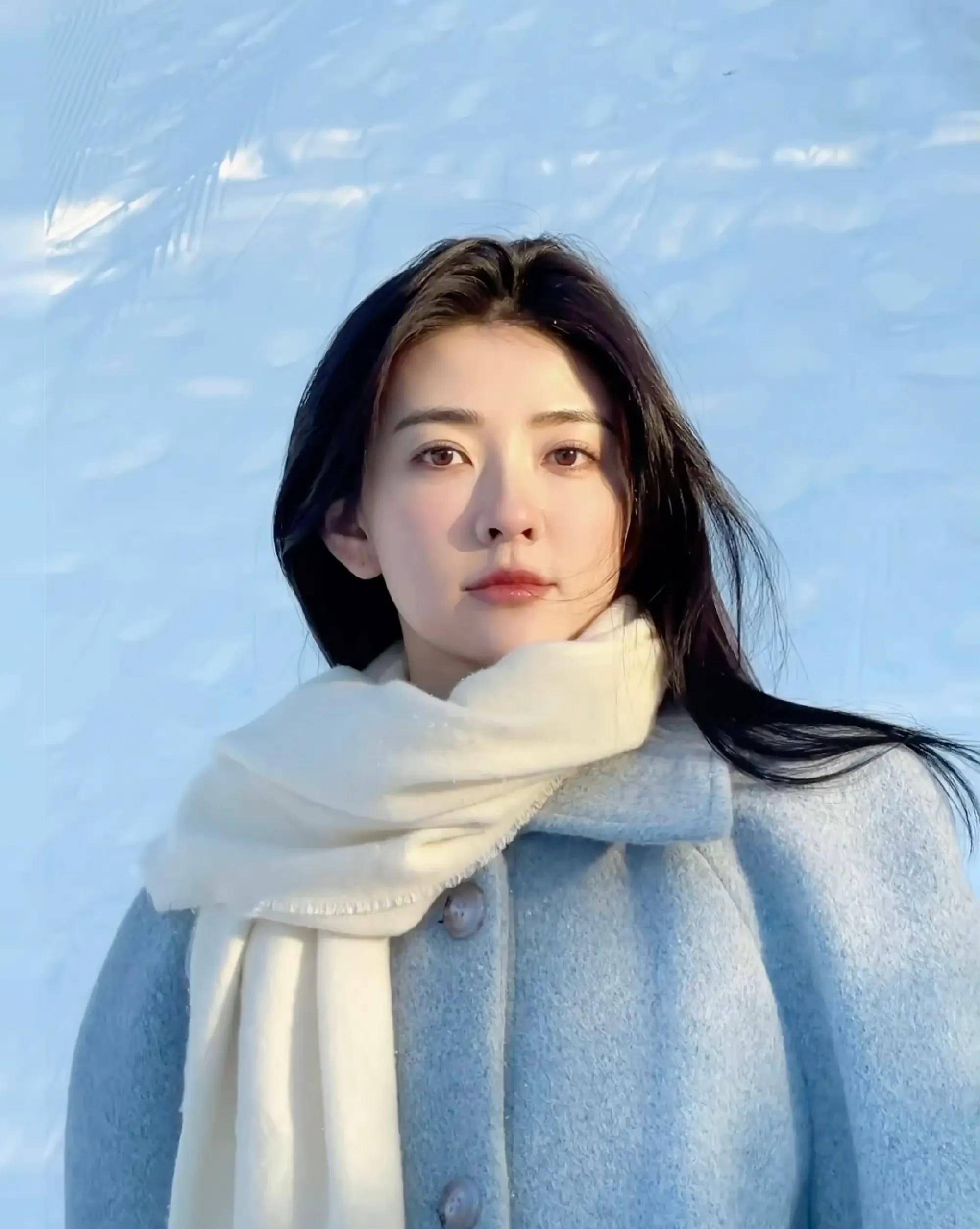 梁洁冬日氛围感照片,蓝色大衣贝雷帽造型好漂亮,笑容甜美像暖阳_玫瑰