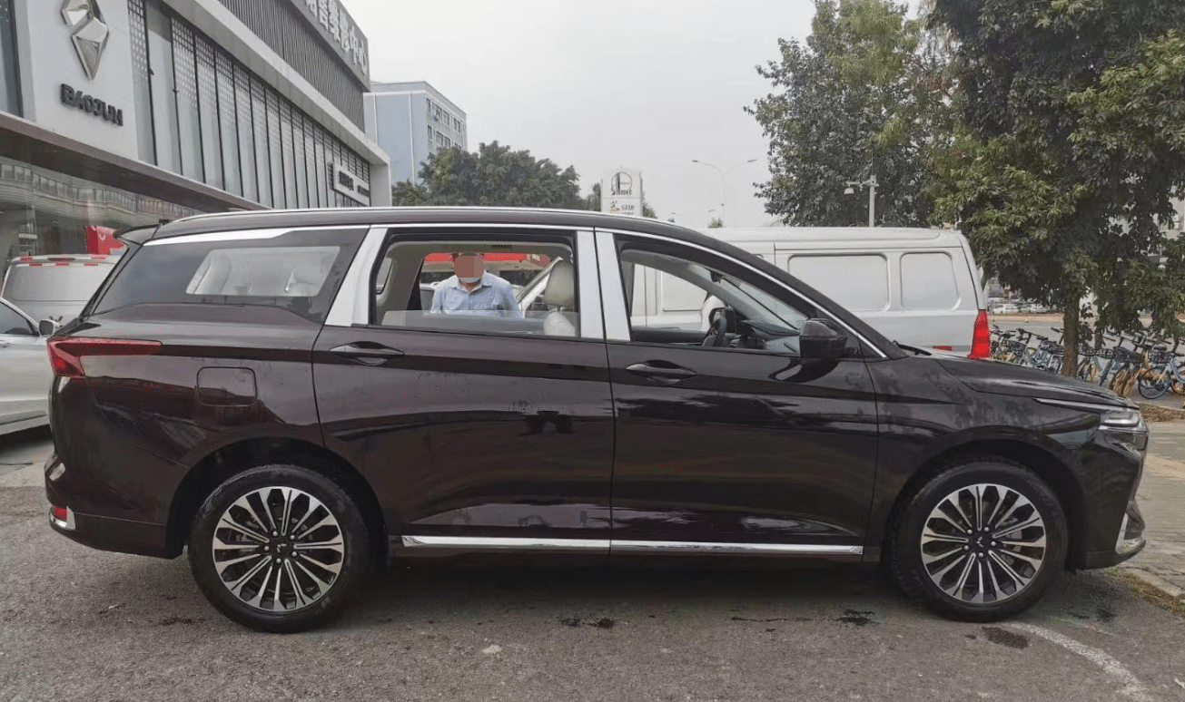 五菱凯捷混动铂金版混动mpv到店,大过奥德赛,预计12月中旬上市_搜狐