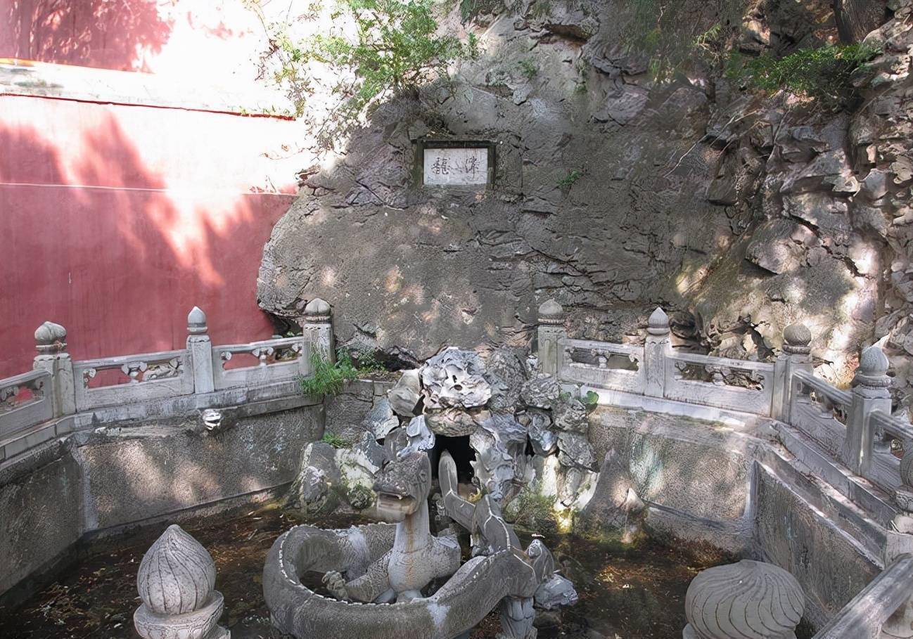 北京的一座千年寺庙,古树参天环境清幽,名字很多人都读不对_潭柘寺_龙