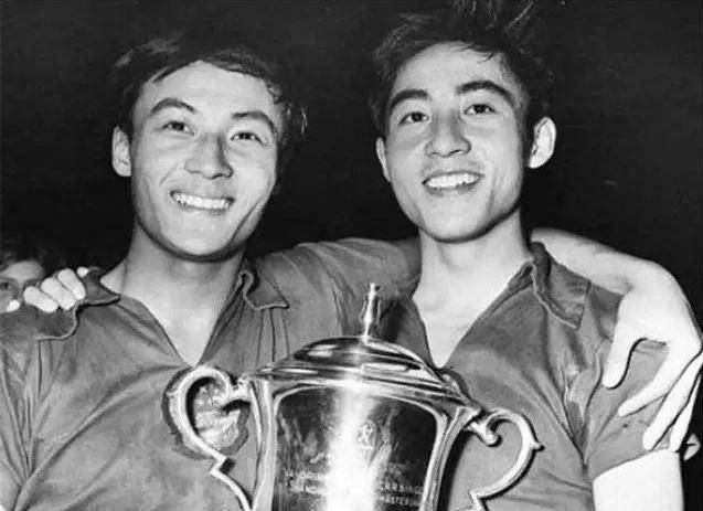 1971年,在日本名古屋举行的第31届世界乒乓球锦标赛上,美国小将科恩误