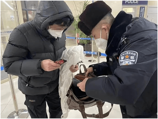 救助群众近日,哈市松北分局学院路派出所民警张大成,孙强在冰雪大世界