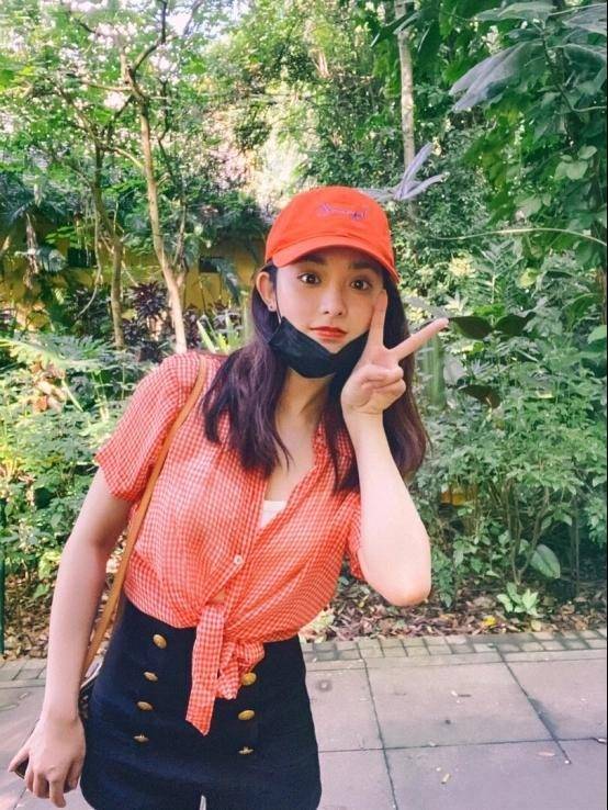 彭小苒参加活动,一身白色西装裙超优雅,波波头短发很俏丽_曲小枫_中国