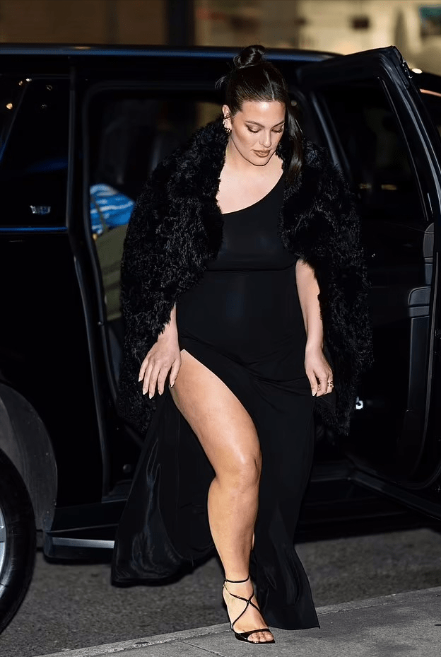 穿高开叉黑裙闪耀派对像女王,胖得好美_阿什利_身材_黑色