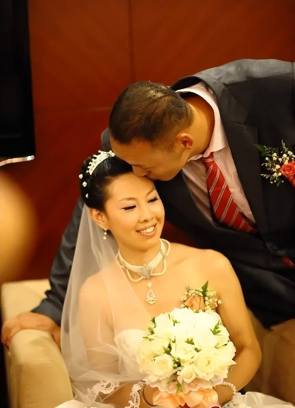 2米36孙明明近照,娶矮49公分的女神老婆,如今靠演艺和商演为生_身高