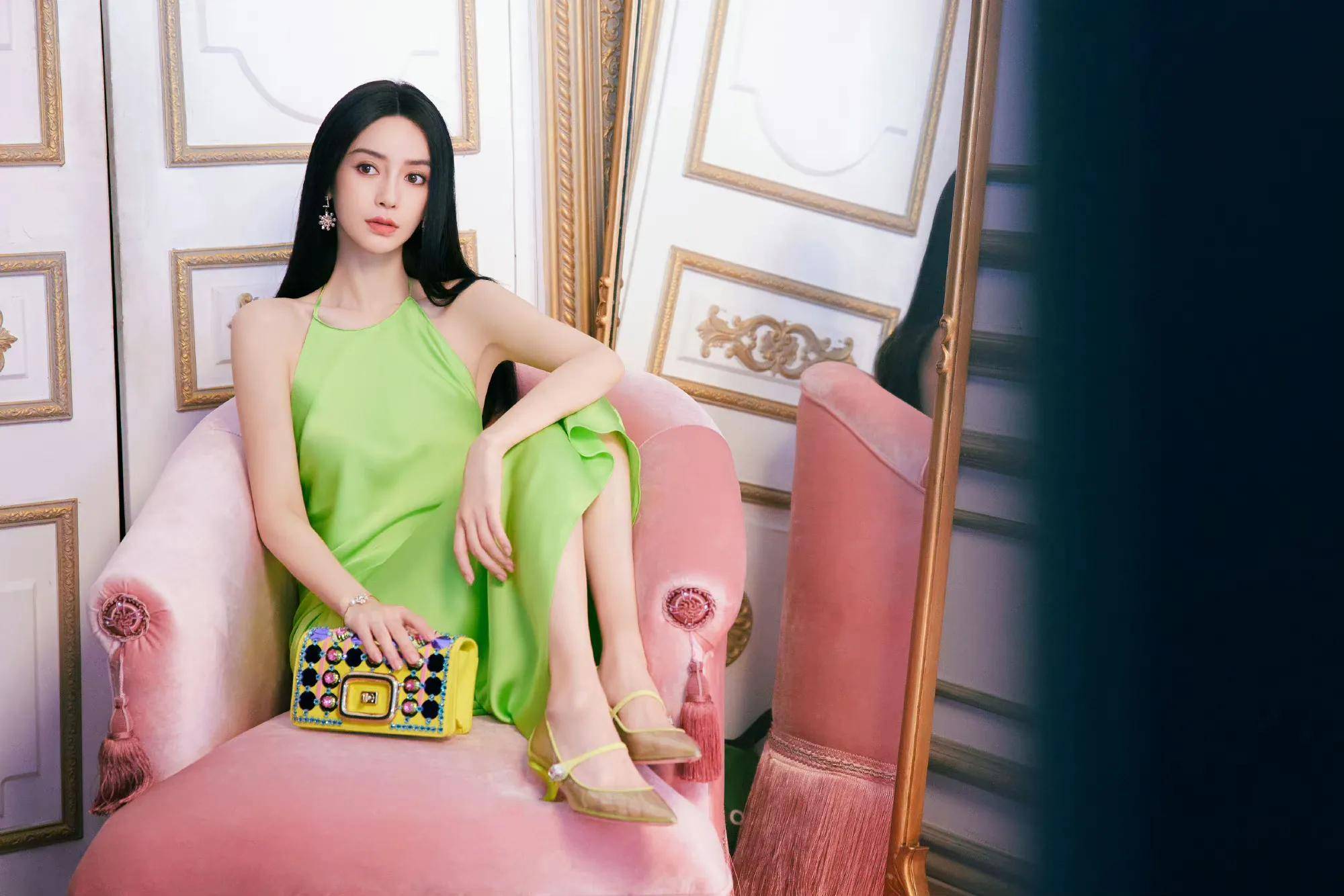 angelababy春意盎然开年大片 穿吊带裙秀美腿细腰 美艳动人 优雅高贵