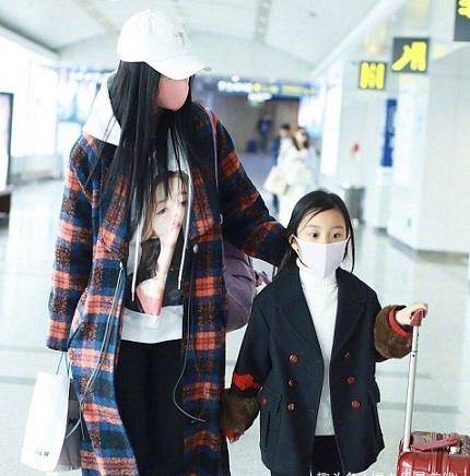 李小璐带甜馨现身机场,母女两人戴着口罩,网友评论12字_带着_时期